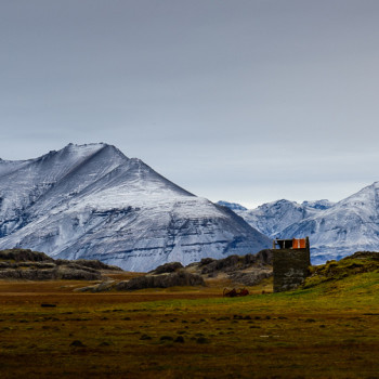 Island pobřeží hory Djúpivoguru