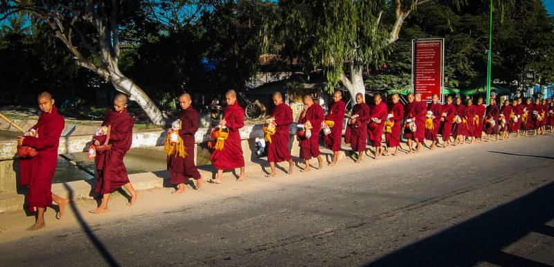 Barma, mniši